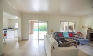VENTA casa 4 ambientes en Barrio LOS POTRILLOS