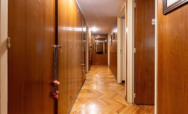 Venta 5 ambientes, esquina, con cochera Recoleta