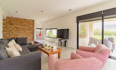 ALQUILER CASA CATEGORIA PUERTOS DEL LAGO ESCOBAR