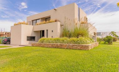 ALQUILER CASA CATEGORIA PUERTOS DEL LAGO ESCOBAR