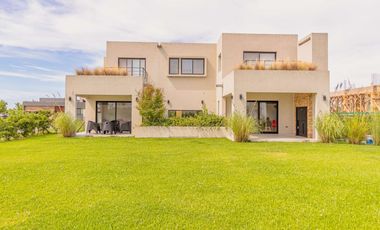 ALQUILER CASA CATEGORIA PUERTOS DEL LAGO ESCOBAR