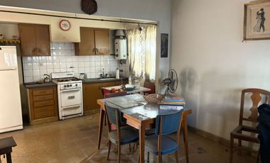 CASA DOS FAMILIAS EN VENTA LANUS ESTE