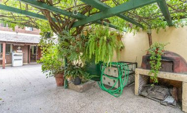 VENTA CASA CON PARQUE Y QUINCHO EN LOMAS DE ZAMORA