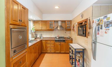 VENTA CASA CON PARQUE Y QUINCHO EN LOMAS DE ZAMORA