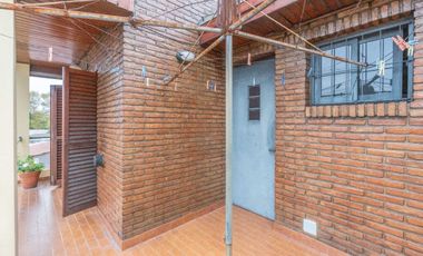 VENTA CASA CON PARQUE Y QUINCHO EN LOMAS DE ZAMORA