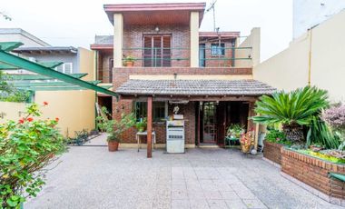 VENTA CASA CON PARQUE Y QUINCHO EN LOMAS DE ZAMORA