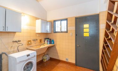 VENTA CASA CON PARQUE Y QUINCHO EN LOMAS DE ZAMORA