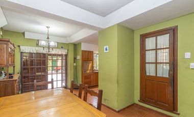 VENTA CASA CON PARQUE Y QUINCHO EN LOMAS DE ZAMORA