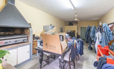 VENTA CASA CON PARQUE Y QUINCHO EN LOMAS DE ZAMORA