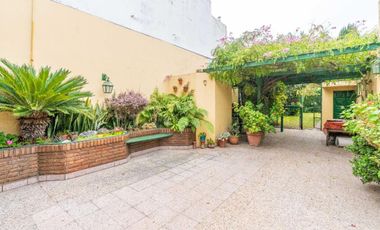 VENTA CASA CON PARQUE Y QUINCHO EN LOMAS DE ZAMORA