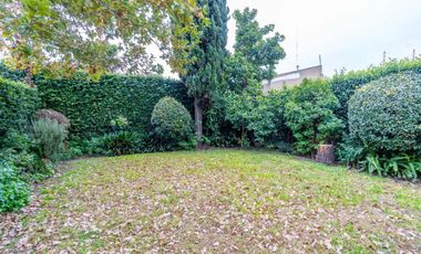 VENTA CASA CON PARQUE Y QUINCHO EN LOMAS DE ZAMORA