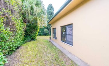 VENTA CASA CON PARQUE Y QUINCHO EN LOMAS DE ZAMORA