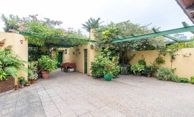 VENTA CASA CON PARQUE Y QUINCHO EN LOMAS DE ZAMORA