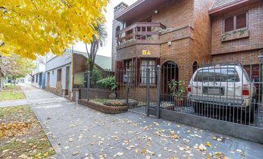 VENTA CASA CON PARQUE Y QUINCHO EN LOMAS DE ZAMORA