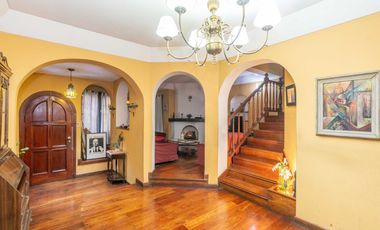 VENTA CASA CON PARQUE Y QUINCHO EN LOMAS DE ZAMORA