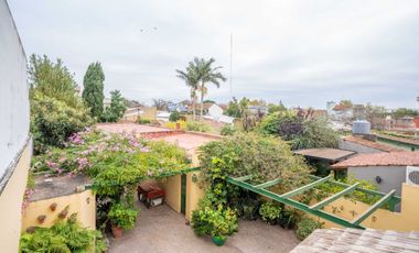 VENTA CASA CON PARQUE Y QUINCHO EN LOMAS DE ZAMORA