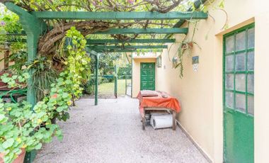 VENTA CASA CON PARQUE Y QUINCHO EN LOMAS DE ZAMORA