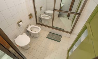 VENTA CASA CON PARQUE Y QUINCHO EN LOMAS DE ZAMORA