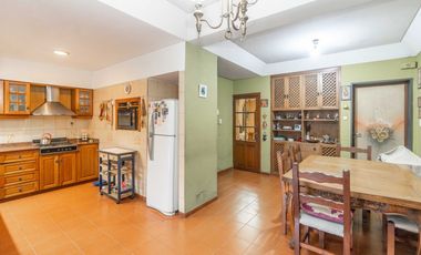 VENTA CASA CON PARQUE Y QUINCHO EN LOMAS DE ZAMORA