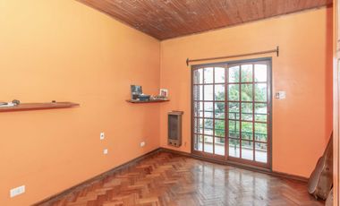 VENTA CASA CON PARQUE Y QUINCHO EN LOMAS DE ZAMORA