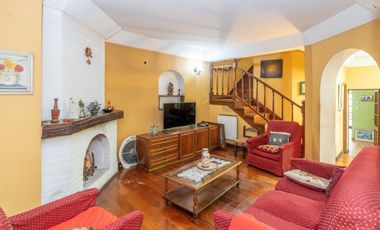 VENTA CASA CON PARQUE Y QUINCHO EN LOMAS DE ZAMORA