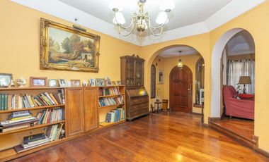 VENTA CASA CON PARQUE Y QUINCHO EN LOMAS DE ZAMORA