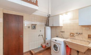 VENTA CASA CON PARQUE Y QUINCHO EN LOMAS DE ZAMORA