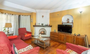 VENTA CASA CON PARQUE Y QUINCHO EN LOMAS DE ZAMORA