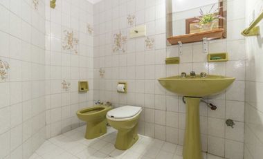 VENTA CASA CON PARQUE Y QUINCHO EN LOMAS DE ZAMORA