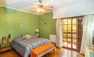 VENTA CASA CON PARQUE Y QUINCHO EN LOMAS DE ZAMORA