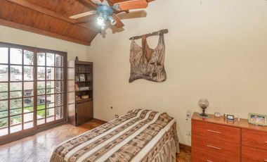 VENTA CASA CON PARQUE Y QUINCHO EN LOMAS DE ZAMORA