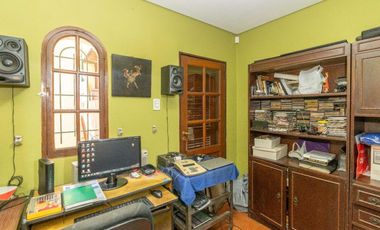 VENTA CASA CON PARQUE Y QUINCHO EN LOMAS DE ZAMORA