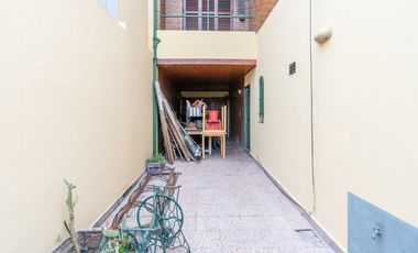 VENTA CASA CON PARQUE Y QUINCHO EN LOMAS DE ZAMORA
