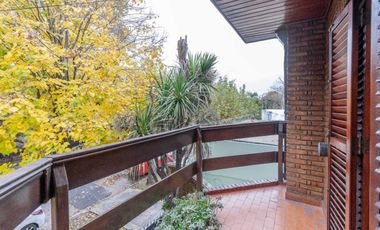 VENTA CASA CON PARQUE Y QUINCHO EN LOMAS DE ZAMORA