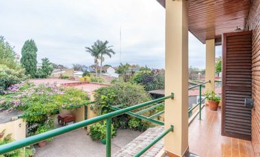 VENTA CASA CON PARQUE Y QUINCHO EN LOMAS DE ZAMORA