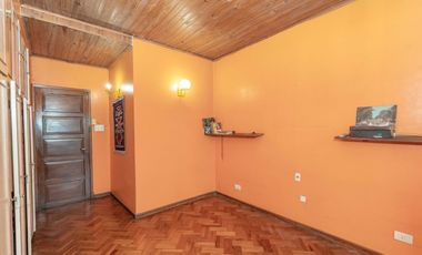 VENTA CASA CON PARQUE Y QUINCHO EN LOMAS DE ZAMORA