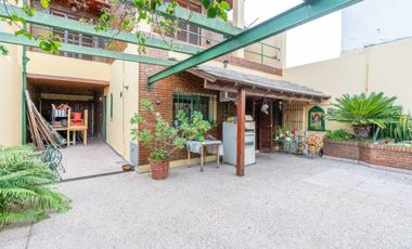 VENTA CASA CON PARQUE Y QUINCHO EN LOMAS DE ZAMORA