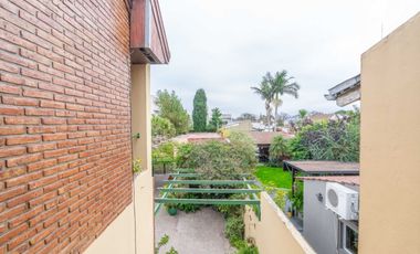 VENTA CASA CON PARQUE Y QUINCHO EN LOMAS DE ZAMORA