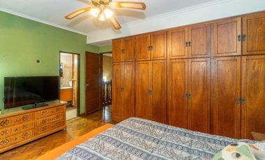 VENTA CASA CON PARQUE Y QUINCHO EN LOMAS DE ZAMORA