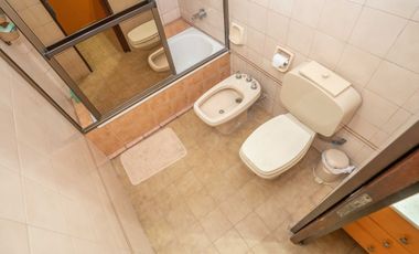 VENTA CASA CON PARQUE Y QUINCHO EN LOMAS DE ZAMORA