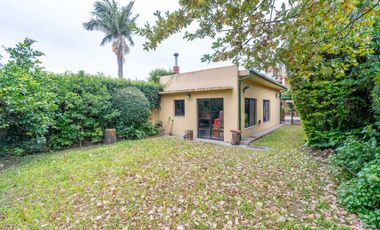 VENTA CASA CON PARQUE Y QUINCHO EN LOMAS DE ZAMORA