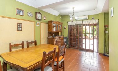 VENTA CASA CON PARQUE Y QUINCHO EN LOMAS DE ZAMORA