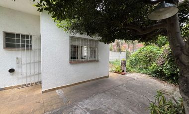 VENTA CASA CON PARQUE EN BANFIELD