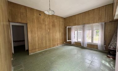 VENTA CASA CON PARQUE EN BANFIELD