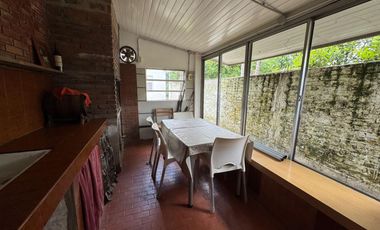 VENTA CASA CON PARQUE EN BANFIELD