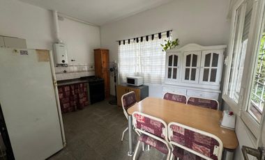 VENTA CASA CON PARQUE EN BANFIELD