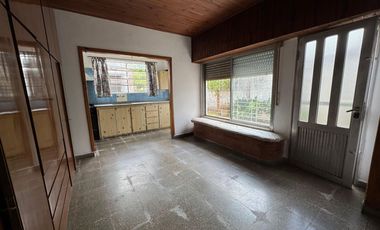 VENTA CASA CON PARQUE EN BANFIELD