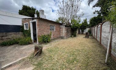 VENTA CASA CON PARQUE EN BANFIELD