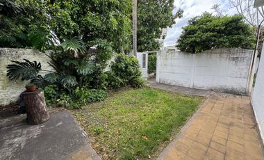 VENTA CASA CON PARQUE EN BANFIELD