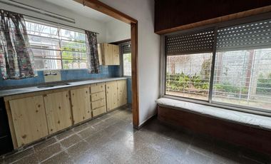 VENTA CASA CON PARQUE EN BANFIELD